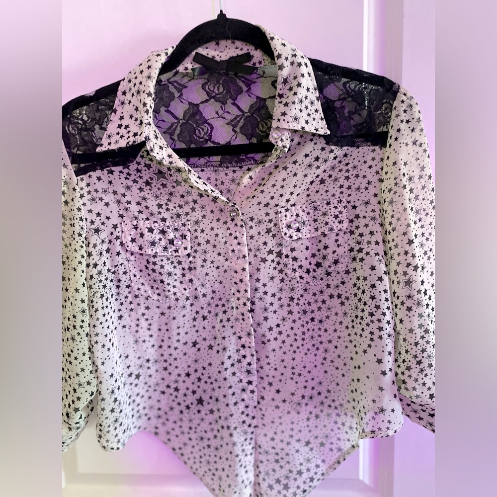 Cropped style blouse with mini black stars and black lace roses